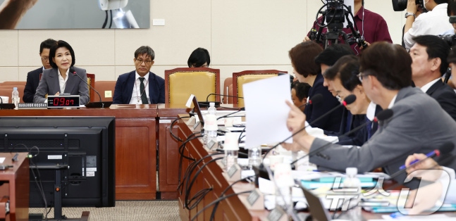 Lee Jin-sook, the candidate for chairman of the Broadcasting Communications Commission, is answering questions from Rep. Lee Hoon-ki regarding the suspicion of attempting to disrupt the union and the MBC subcontracting agreement at the public personnel hearing held at the Science and Technology Information & Communications Commission at the National Assembly in Yeouido, Seoul on the morning of the 25th.