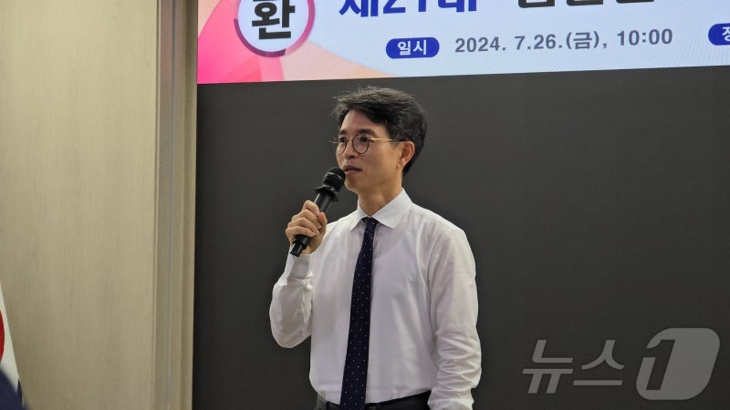 첫발 뗀 <b>김완섭</b> <b>장관</b> "기후위기 시대, 컨트롤타워 역할 다할 것"