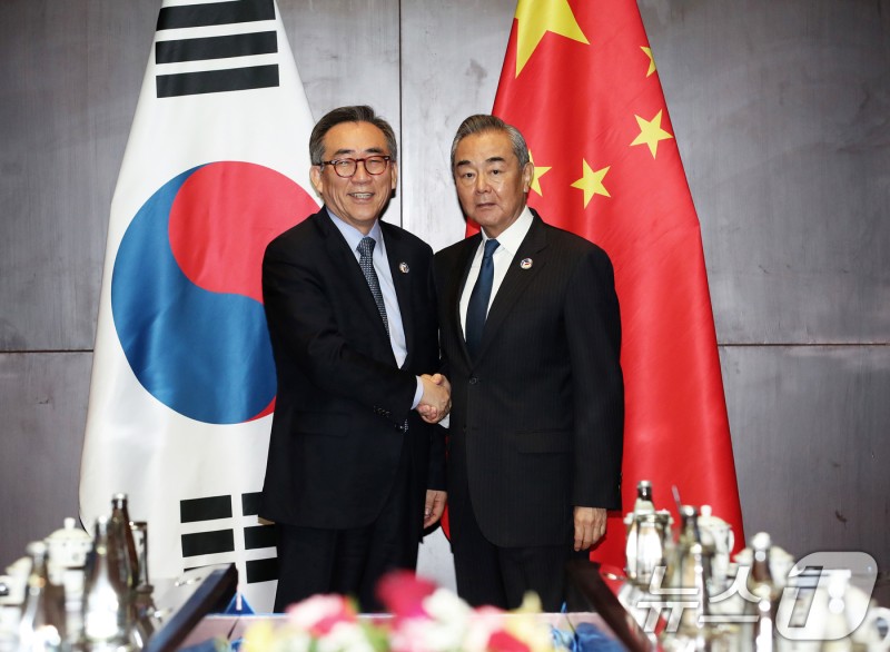 <b>왕이</b> "한중, 뗄수 없는 이웃" <b>조태열</b> "한반도 문제 건설적 역할을"(종합)