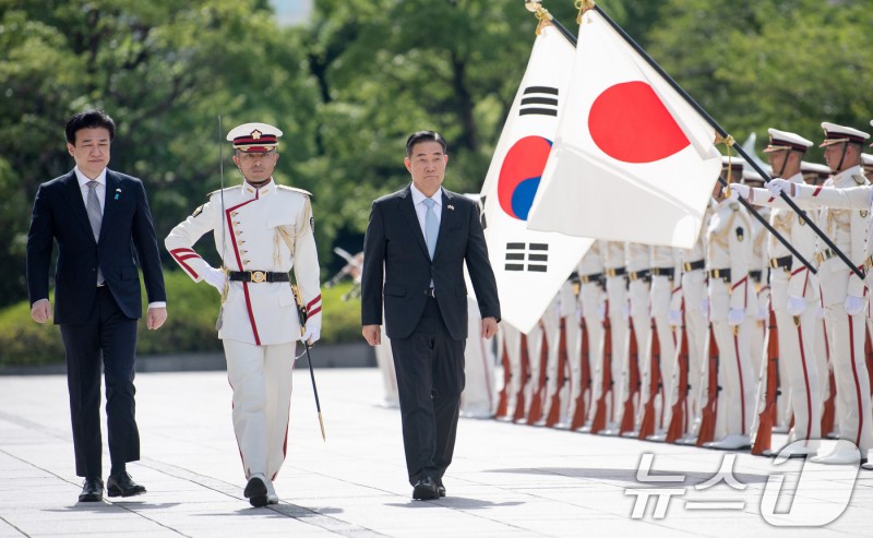 <b>도쿄서 한일 국방장관</b> 의장대 사열