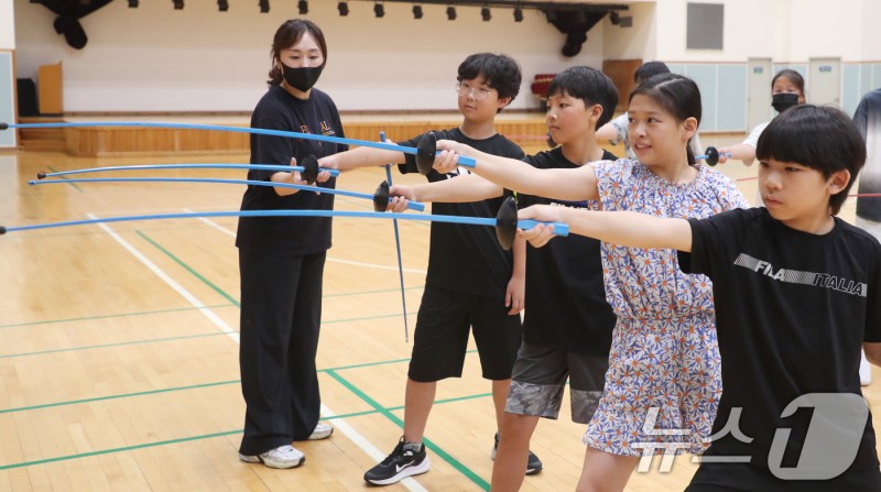 <b>펜싱</b> 집중하는 <b>초등생들</b>