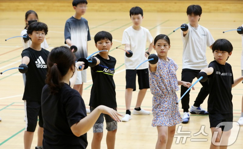 여름방학 맞아 <b>펜싱</b> 배우는 <b>초등생들</b>