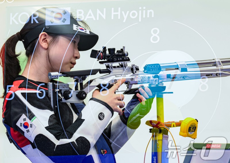 '한국 선수단 막내' <b>16세</b> 사수 <b>반효진</b>, <b>공기</b>소총 10m 金[올림픽]