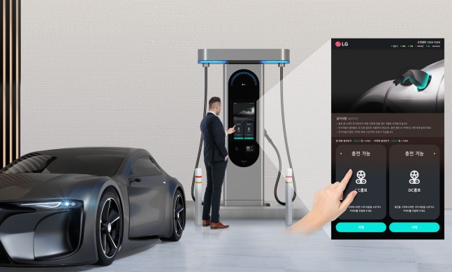 A model controlling LG Electronics' 100kW fast charger through a touchscreen (provided by LG Electronics). ⓒ News1
