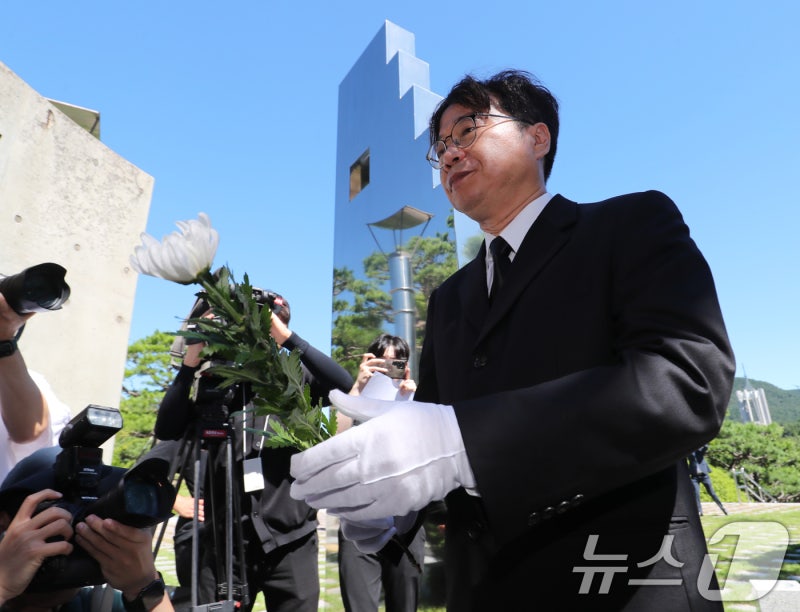 <b>이재성</b> 신임 <b>위원장</b>, 부산민주공원 참배