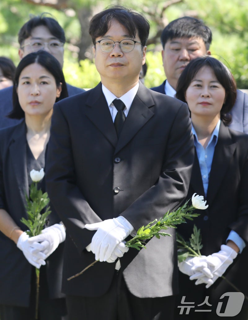 <b>이재성</b> 신임 <b>민주당</b> 부산시당<b>위원장</b>, 민주공원 참배