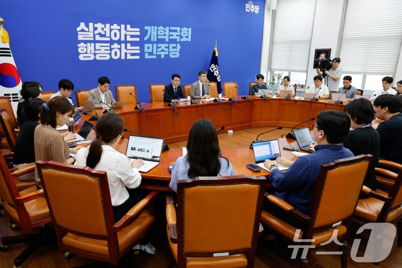<b>민주</b> '코리아 부스터 <b>프로젝트</b> 추진'