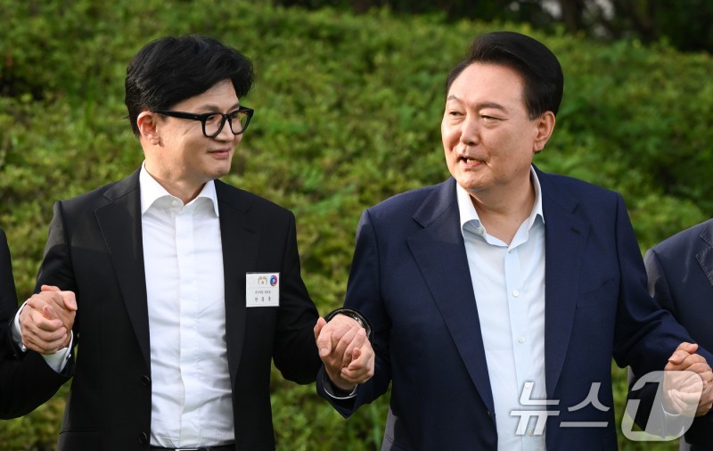 尹 <b>대통령</b>, <b>한동훈</b> 만나 "당 화합 역할 해달라"…1시간30분 회동