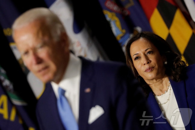 US Vice Presidential candidate Kamala Harris watching US Presidential candidate Joe Biden at a campaign event held in Wilmington, Delaware on August 12, 2020. 2020.08.12. ⓒ Reuters=News1 ⓒ News