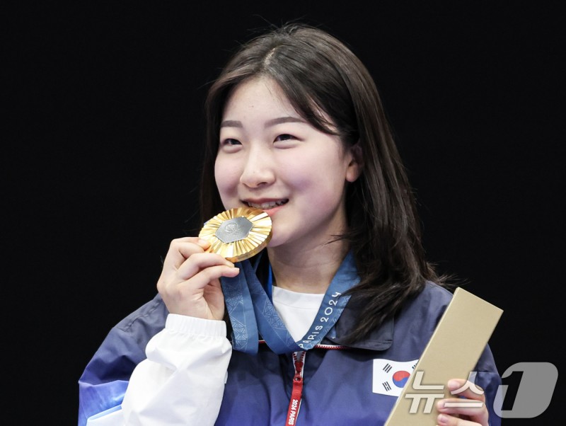 '16세 313일' <b>반효진</b>, <b>올림픽 사격</b> 여자 최연소 金 기록 [올림픽]