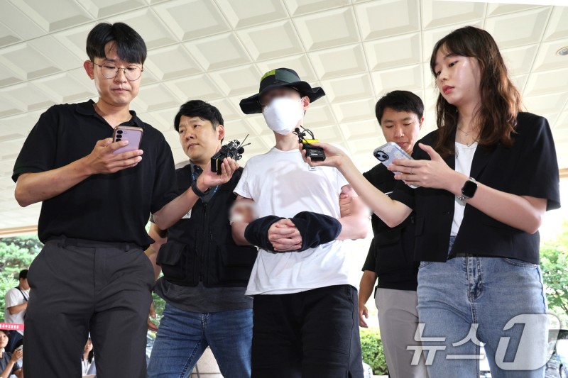 '<b>일본도</b> 살인 사건' <b>피의자</b> 구속심사…"죄송한 마음 없어"