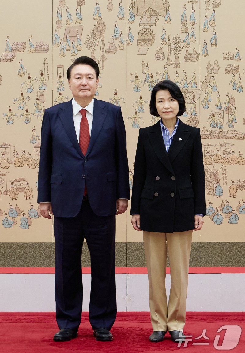 尹<b>대통령</b>, 이진숙 <b>방통위원장 임명장</b> 수여