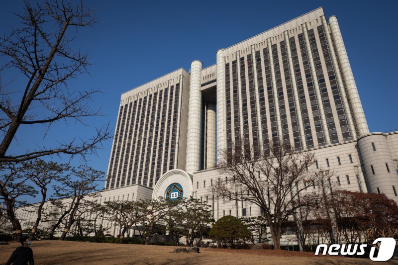 일행 망 보게한 뒤 여<b>종업원</b> <b>성폭행</b>…서울시 구의원 영장심사 출석