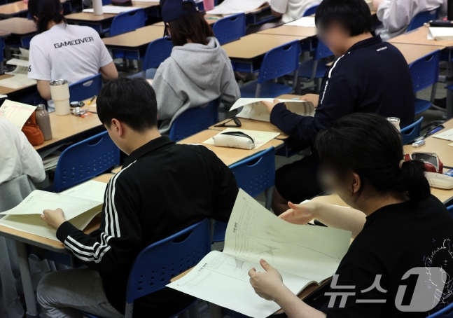2025학년도 대학수학능력시험 6월 모의평가일인 4일 서울 양천구 목동 종로학원 본원에서 수험생들이 2교시 수학영역 시험을 치르고 있다. (공동취재) 2024.6.4/뉴스1 ⓒ News1 유승관 기자