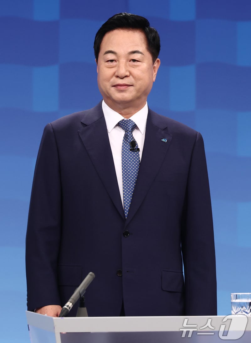 <b>방송토론회</b> 기다리는 김두관 당대표 <b>후보</b>