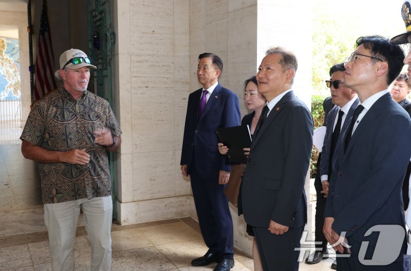 <b>태평양국립기념묘지</b> 방문한 <b>이상민 장관</b>