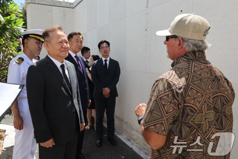 <b>태평양국립기념묘지</b> 설명듣는 <b>이상민 장관</b>