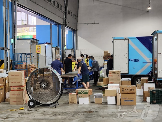 7일 서울 송파구 장지동 서울복합물류단지에서 택배 노동자들이 작업을 하고 있다. 2024.8.7/=뉴스1 이정후 기자
