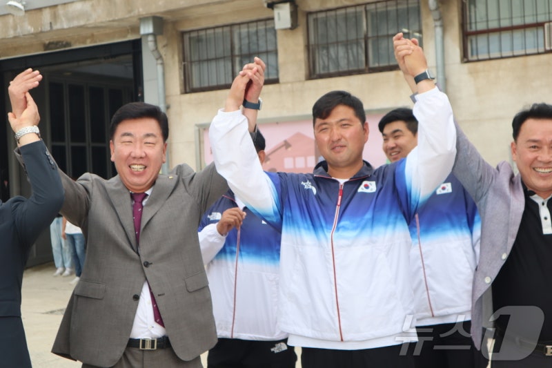 <b>양궁 3관왕 김우진</b> '금의환향'