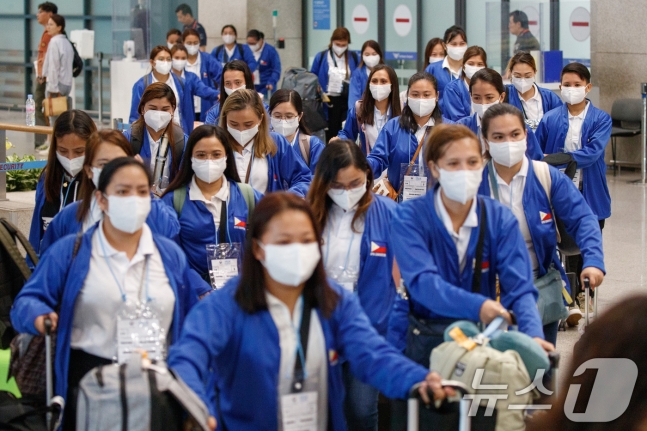 외국인 가사관리사 시범사업에 참여하는 필리핀 노동자들이 7일 오전 인천국제공항을 통해 입국하고 있다. 저출생과 돌봄 공백을 메우기 위해 이날 입국한 100명의 가사도우미는 내년 2월까지 서울시에서 아이 돌보미로 근무