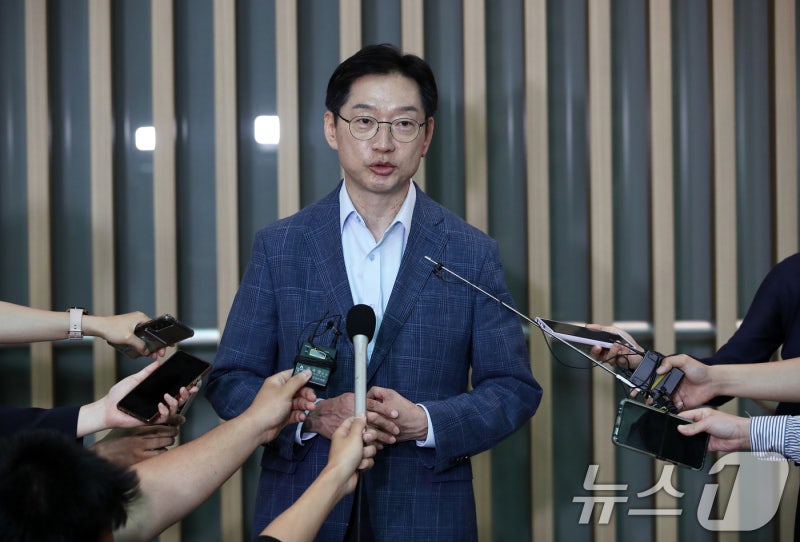 尹, 이재명 대관식 앞 '<b>김경수 복권</b>'…통합 계기? 분열 카드?