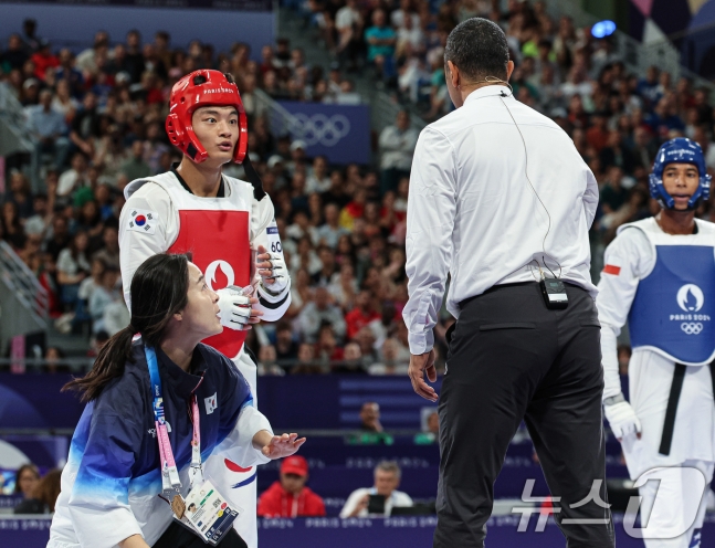 대한민국 태권도 국가대표팀 서건우 선수와 오혜리 코치가 9일 오후(한국시간) 프랑스 파리 그랑 팔레에서 진행된 2024 파리올림픽 태권도 남자 80kg급 16강 칠레의 호아킨 추르칠 선수와의 경기에서 심판진의 비디오