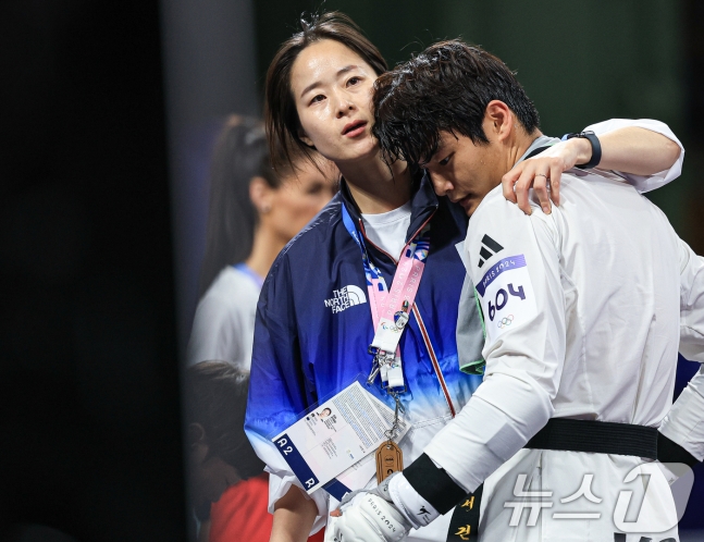 대한민국 태권도 국가대표팀 서건우 선수가 10일 오전(한국시간) 프랑스 파리 그랑 팔레에서 진행된 2024 파리올림픽 태권도 남자 80kg급 동메달 결정전 덴마크의 에디 흐르닉 선수와의 경기를 패배한 후 오혜리 코치