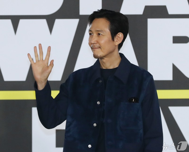'<b>경영권</b> 갈등' 배우 <b>이정재</b>, <b>래몽래인</b> 대표에 사기 혐의 피소