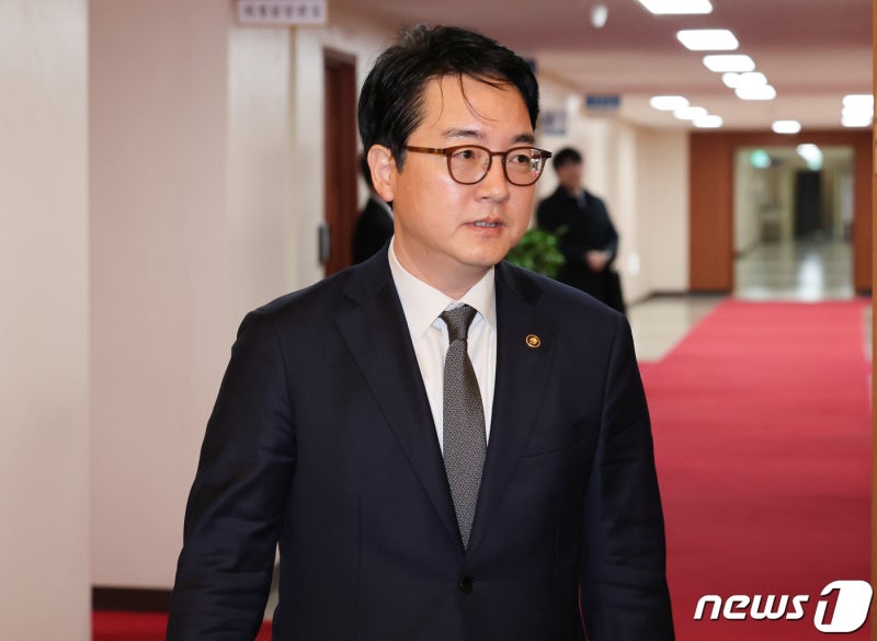 尹, 차기 <b>검찰총장</b>에 <b>심우정 지명</b>…"헌법 수호 적임자"