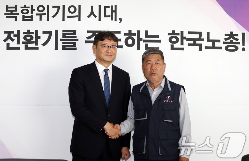 김동명 한국노총 위원장 만나는 <b>권기섭 위원장</b>