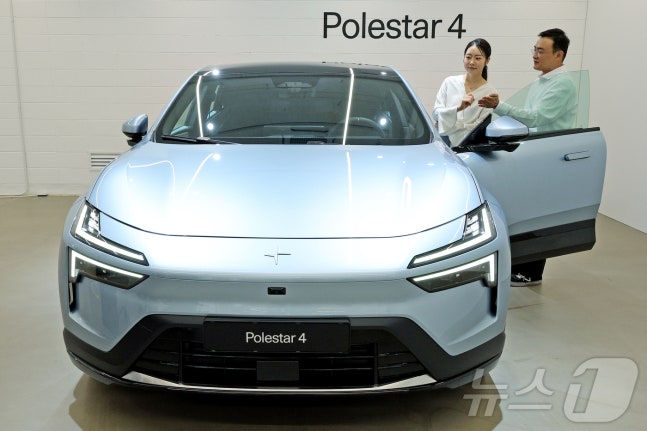 A visitor at the Polestar Space in Yongsan-gu, Seoul, looking at the 'Polestar 4' on the 13th morning. 2024.8.13/News1 ⓒ News1 Photographer Jang Soo-young