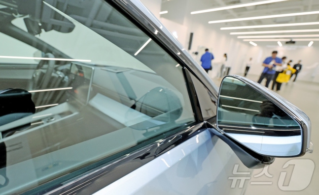 The 'Polestar 4' being unveiled at the Polestar Space in Yongsan-gu, Seoul on the morning of the 13th. The 'Polestar 4' is equipped with a 100kWh lithium-ion battery. The long-range dual-motor model delivers a maximum output of 544 horsepower, while the single-motor model has an output of 272 horsepower. 2024.8.13/News1 ⓒ News1 Photographer Jang Soo-young