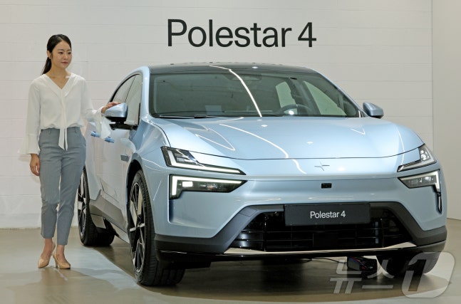 A visitor at the Polestar Space in Yongsan-gu, Seoul, looking at the 'Polestar 4' on the morning of the 13th. 2024.8.13/News1 ⓒ News1 Photographer Jang Soo-young