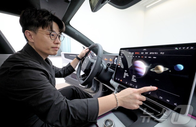 An official at the Polestar Space in Yongsan-gu, Seoul, explaining the 'Polestar 4' indoor space. 2024.8.13/News1 ⓒ News1 Photographer Jang Soo-young