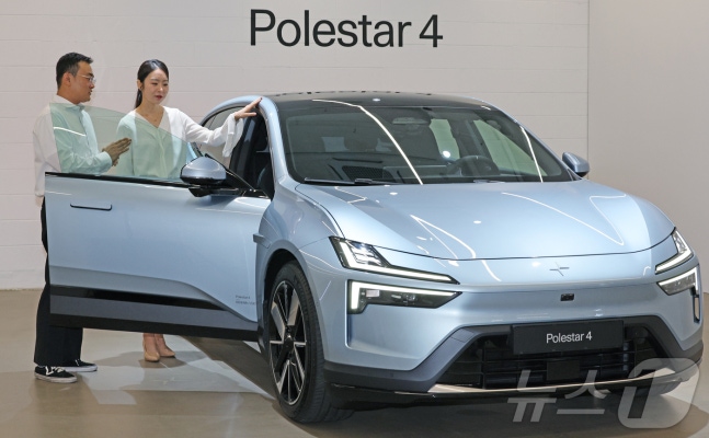 A visitor at the Polestar Space in Yongsan-gu, Seoul, looking at the 'Polestar 4' on the morning of the 13th. 2024.8.13/News1 ⓒ News1 Photographer Jang Soo-young
