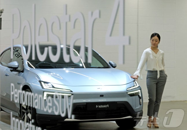 A visitor at the Polestar Space in Yongsan-gu, Seoul, looking at the 'Polestar 4' on the morning of the 13th. 2024.8.13/News1 ⓒ News1 Photographer Jang Soo-young