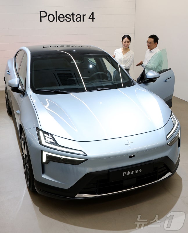 A visitor at the Polestar Space in Yongsan-gu, Seoul, examining the 'Polestar 4' on the morning of the 13th. 2024.8.13/News1 ⓒ News1 Photographer Jang Soo-young