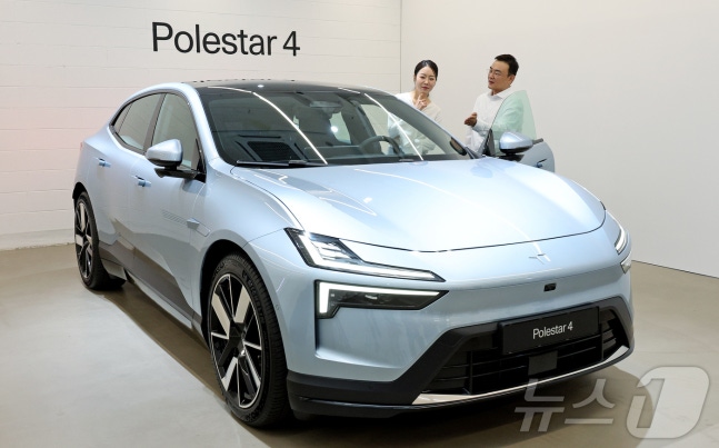 A visitor at the Polestar Space in Yongsan-gu, Seoul, examining the 'Polestar 4' on the morning of the 13th. 2024.8.13/News1 ⓒ News1 Photographer Jang Soo-young