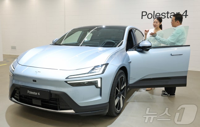 A visitor at the Polestar Space in Yongsan-gu, Seoul, looking at the 'Polestar 4' on the morning of the 13th. 2024.8.13/News1 ⓒ News1 Photographer Jang Soo-young