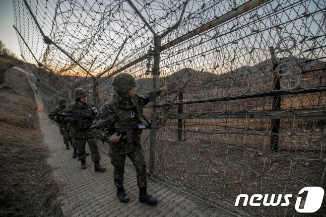 京畿道中西部戦線の最前方地域で陸軍28師団将兵たちが振るう年を後にし、鉄策に沿って勤務を立てている。ニュース1 ⓒ News1 ク・ユンソン記者