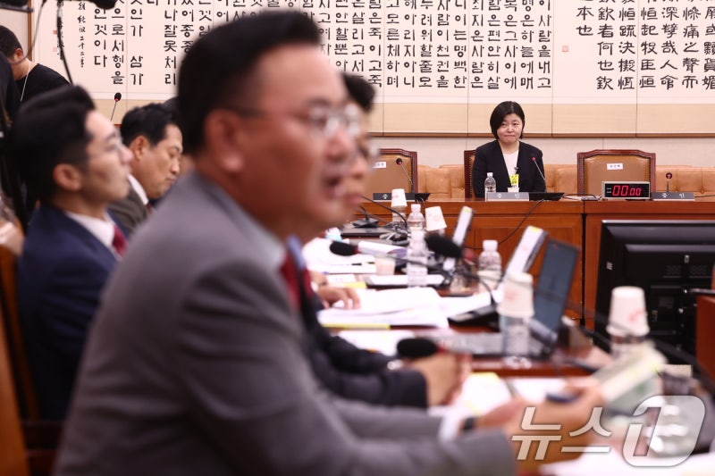 홀로 법사위 증인 출석한 <b>임은정 검사</b>
