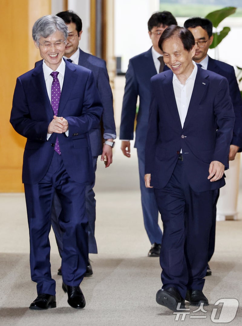 나란히 걷는 <b>조희대</b>·<b>이광형</b>