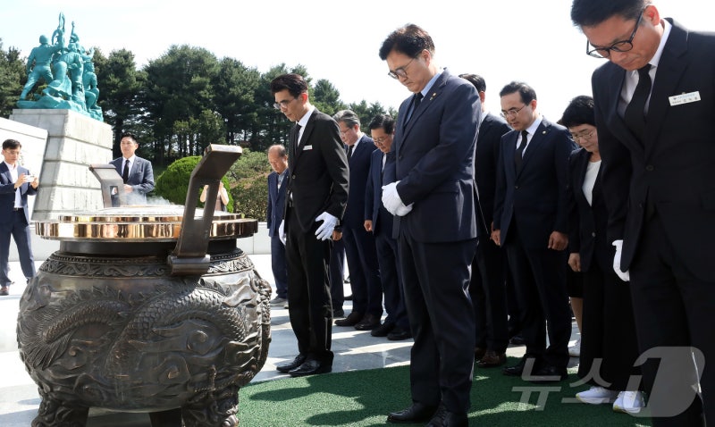 우원식 <b>의장</b>, 광복실 경축식 불참 결정…대신 현충원 참배