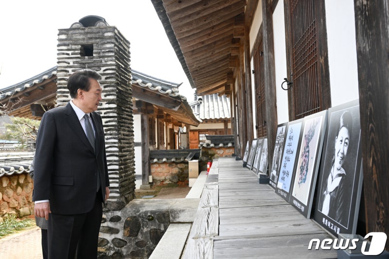 윤 대통령 부부, <b>육영수</b> 여사 서거 50주기 맞아 <b>묘역</b> 참배