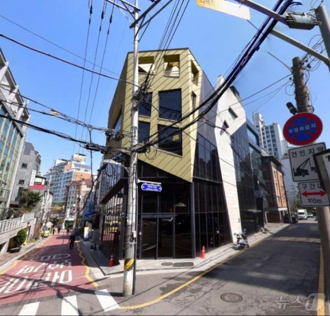 한승연은 2014년 4월 서울 강남구 청담동의 한 건물을 토지 3.3㎡당 4866만 원, 총 45억 5000만 원에 계약했다. 이후 약 18억 4000만 원을 들여서 지하1층~지상5층 규모로 건물을 신축했다.(네이버