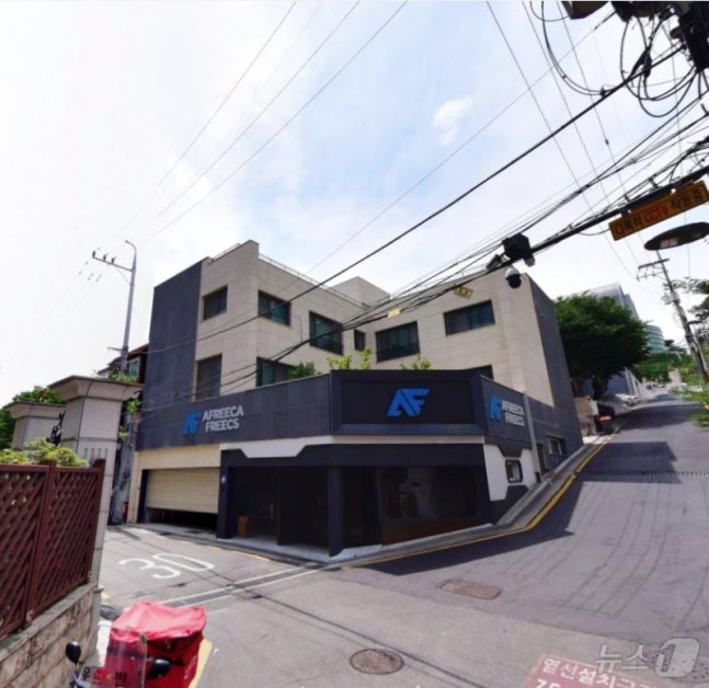 한승연은 2017년 5월에 서울 강남 삼성동의 한 건물을 토지 3.3㎡당 3640만 원, 총 37억 원에 계약했다. 이후 약 13억 4000만 원을 들여 지하 1층~지상2층 규모로 건물을 신축했다.(네이버 지도 제공