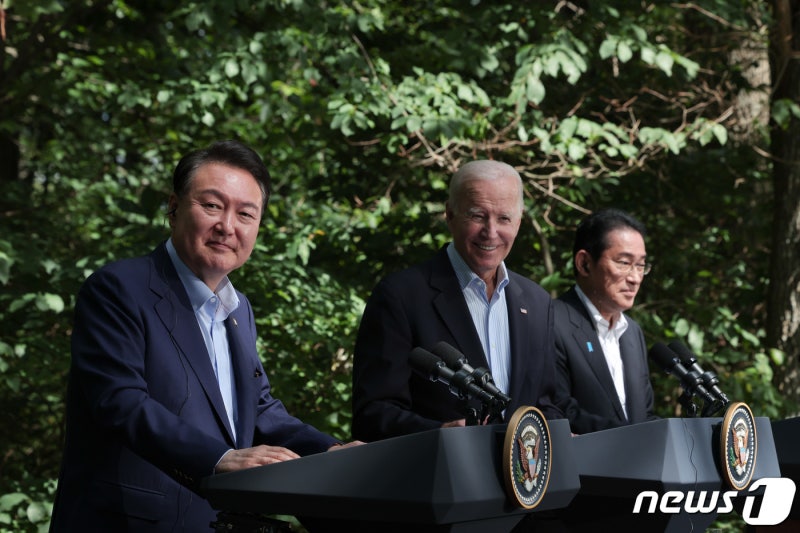 한·미·일 <b>정상</b> "굳건한 안보<b>협력</b>과 경제적 우선 순위 공조 확인"