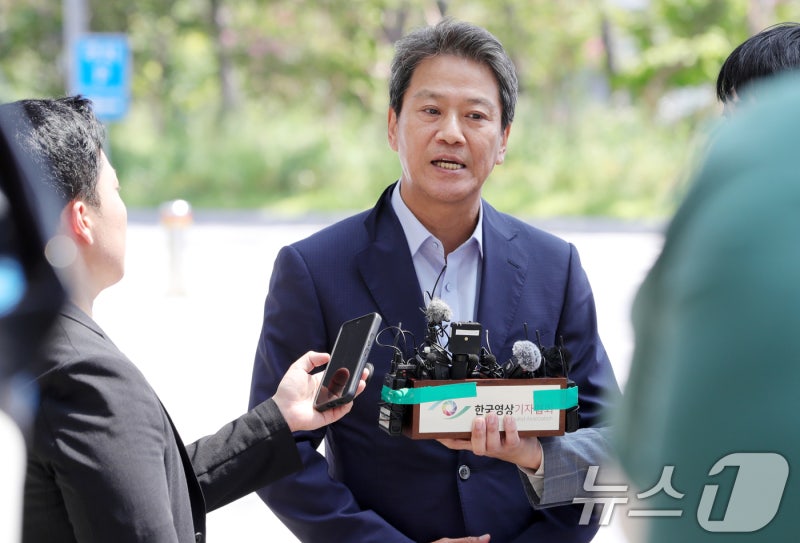 <b>임종석</b> "중진공 이사장 임명, 문제없어…정치보복 멈춰야"