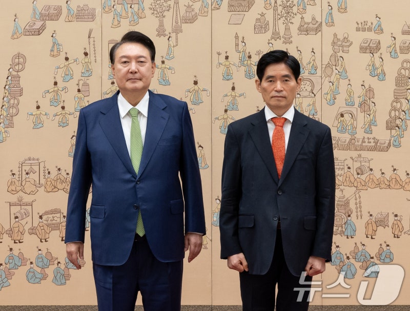 윤석열 <b>대통령</b>, 권세중 주트리니다드토바고대사 <b>신임장 수여</b>