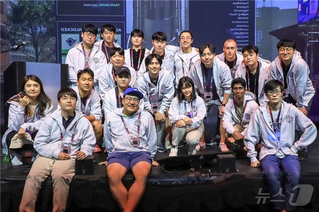 Members of 'Team Atlanta' are taking a commemorative photo. (Provided by KAIST)/News1